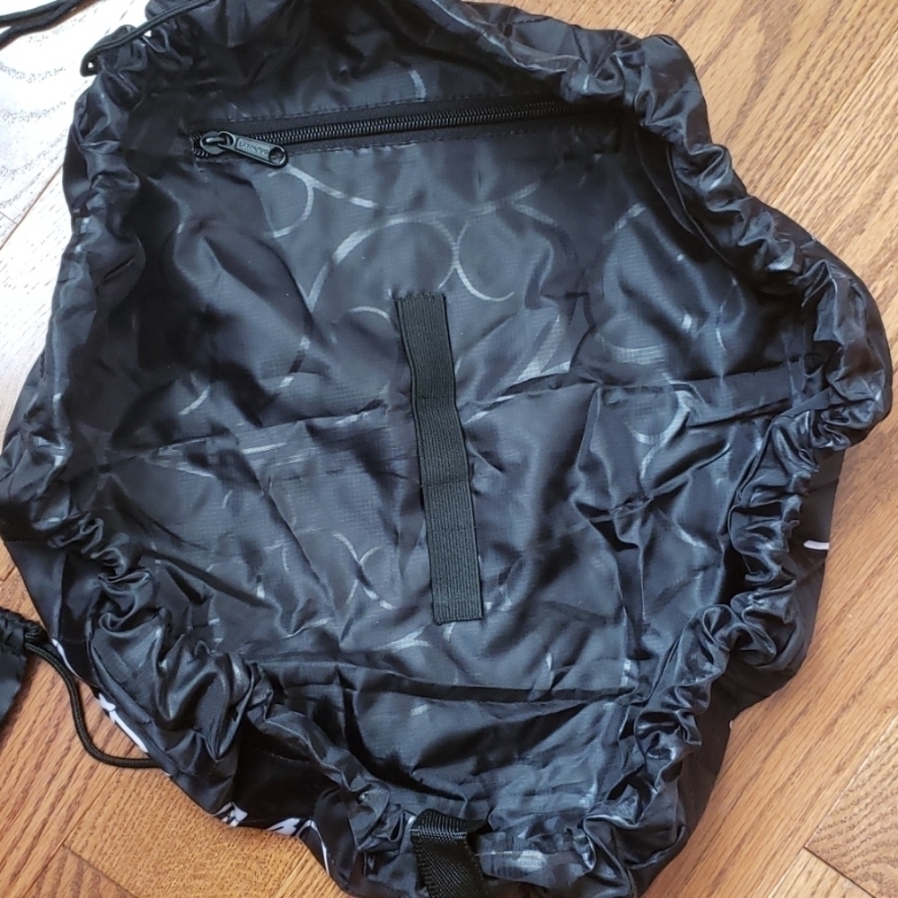 𝅺lay N go makeup case. Never used. - Picture 2 of 8